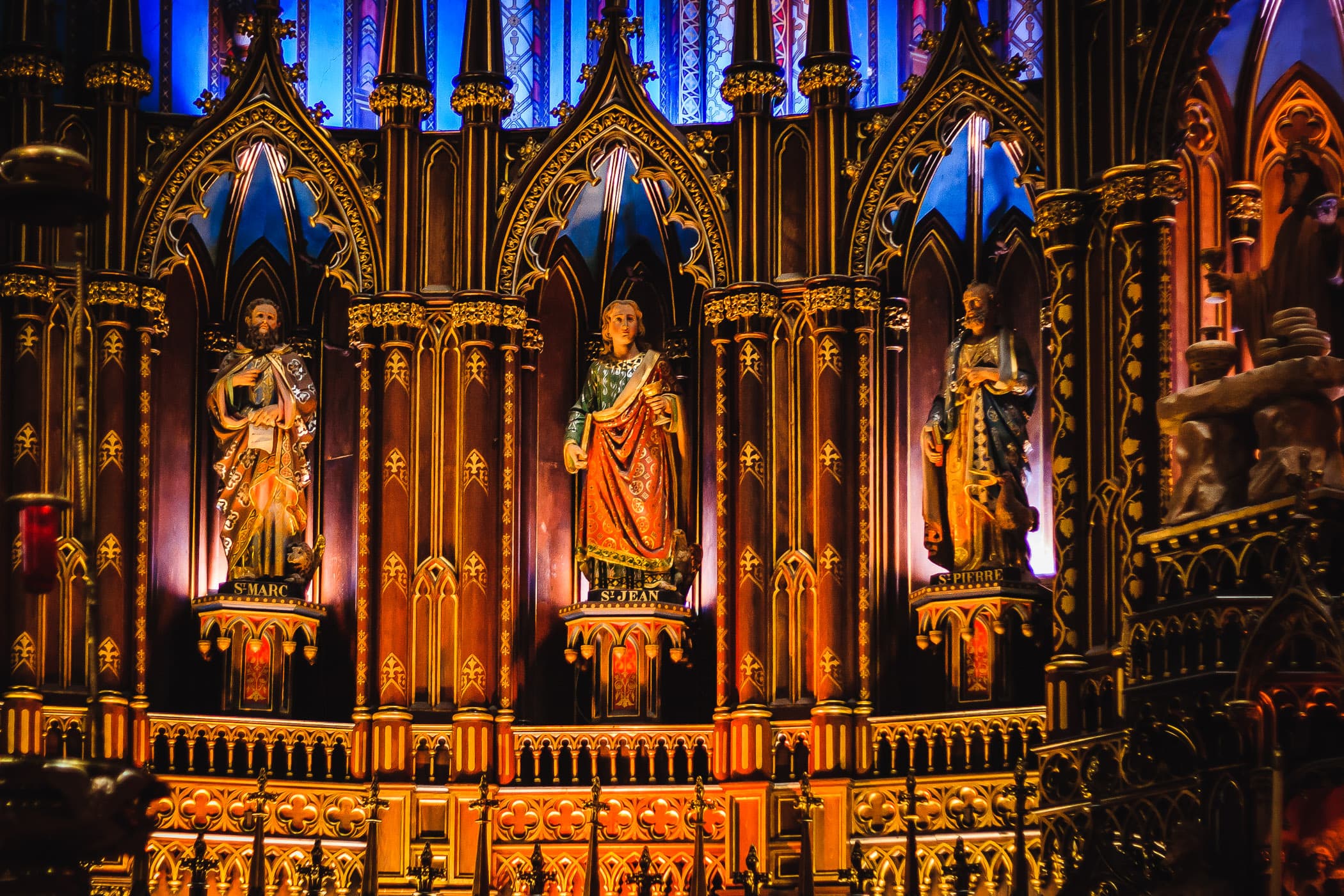 Statues of saints at la basilique Notre-Dame de Montréal.