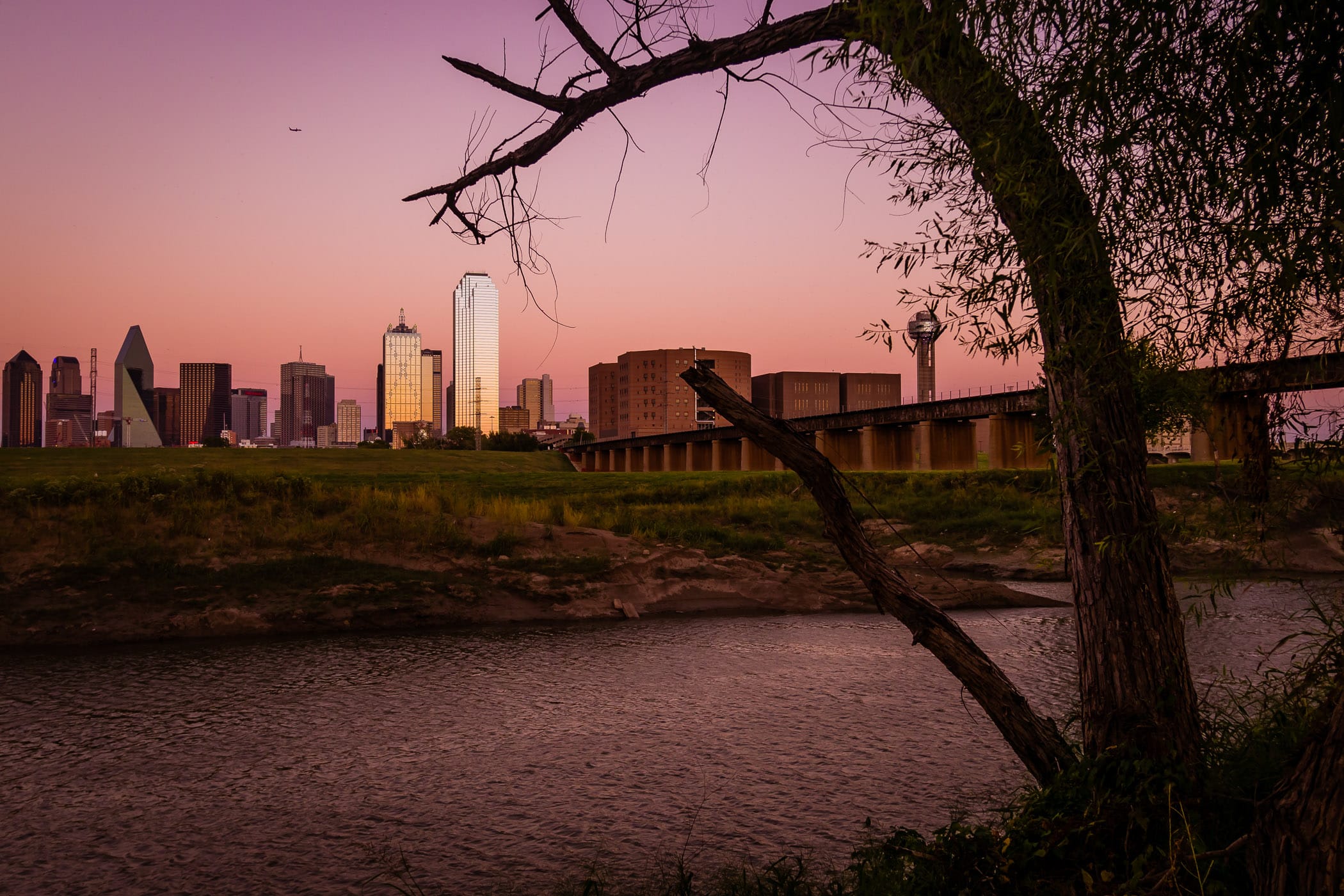 The last light of the day illuminates the Dallas skyline.