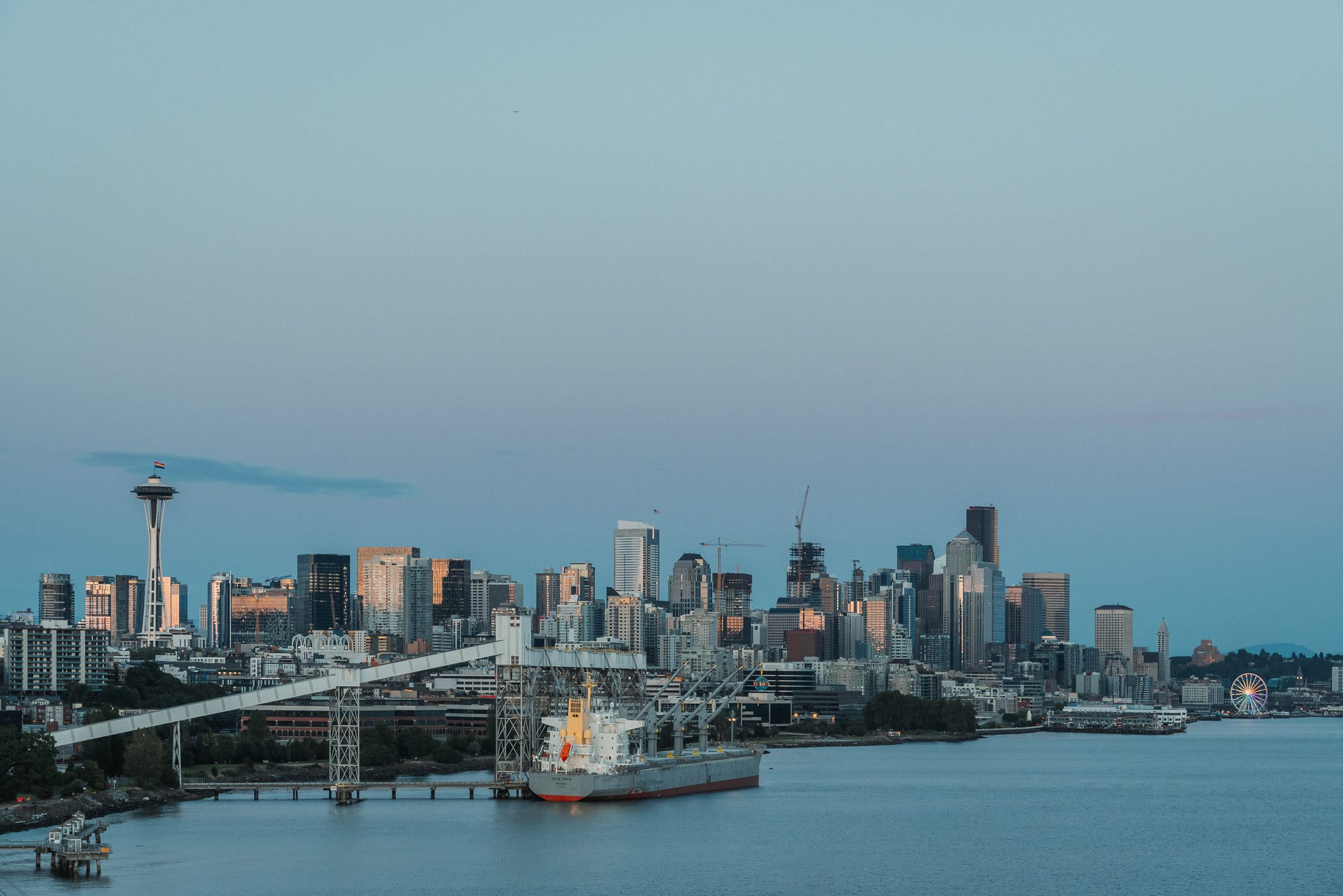 The last light of day illuminates the Seattle skyline.