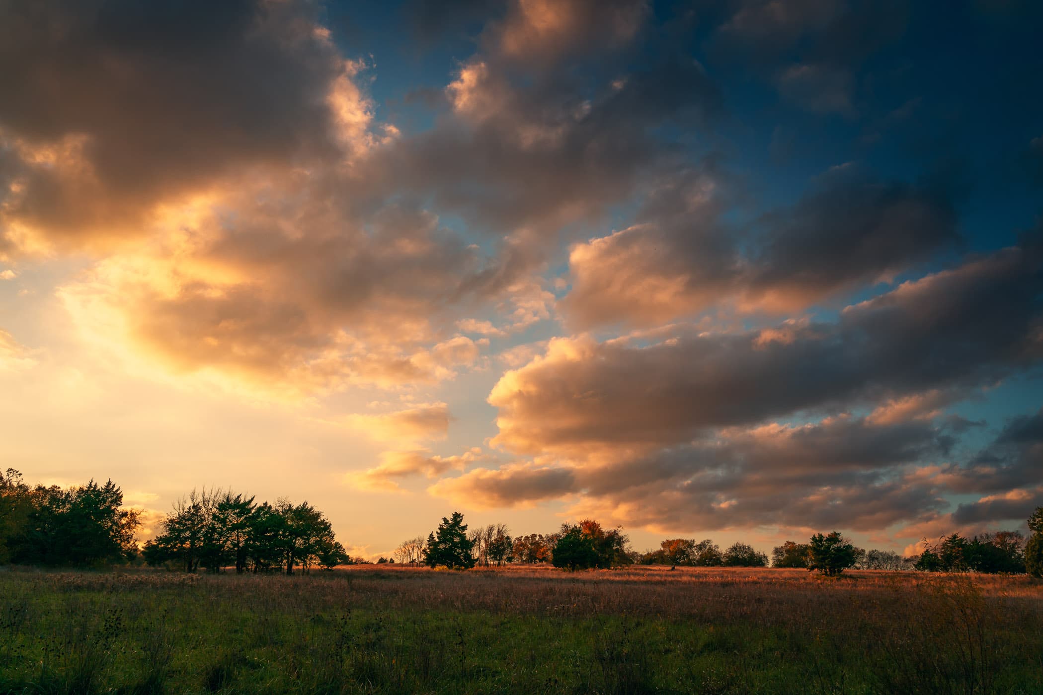 As the day concludes, the sun graces Erwin Park in McKinney, Texas with a breathtaking display of colors, casting a serene glow over the landscape.